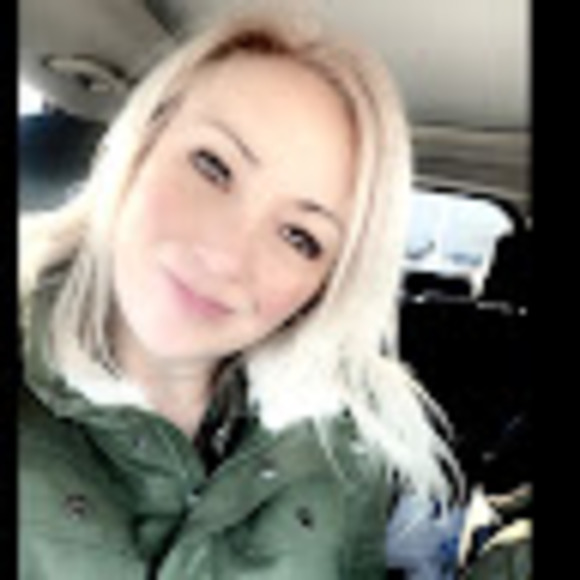 Profile Picture of Jen Bergren (@jen_bergren) on Poshmark