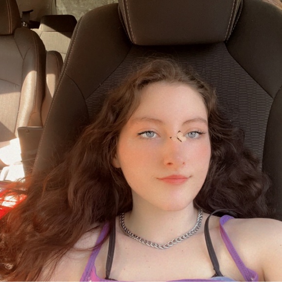 Profile Picture of Andrea Endicott (@aendicott15) on Poshmark