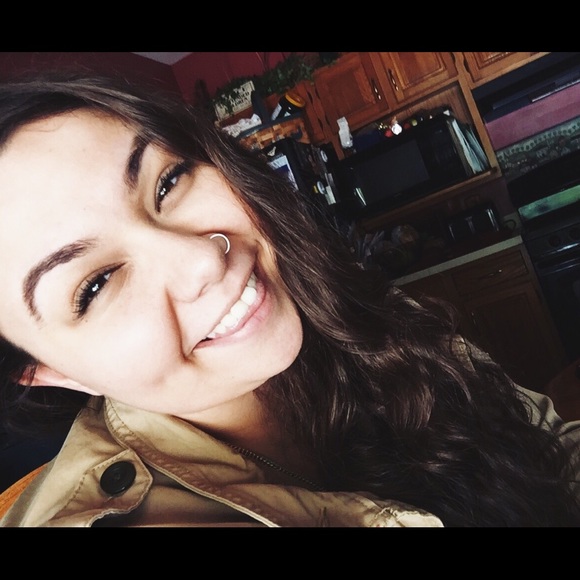 Profile Picture of Kim Mariano (@kam3494) on Poshmark