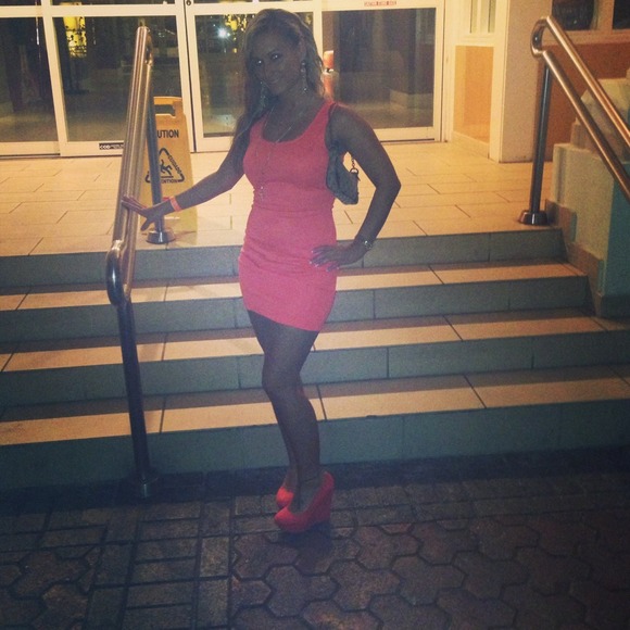 Profile Picture of Holly Ydrogo (@hydrogo84) on Poshmark