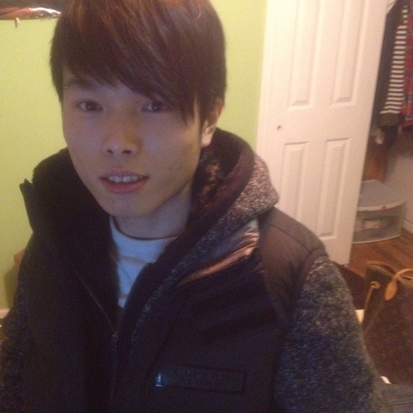 Profile Picture of R yan Zheng (@littlegreen) on Poshmark