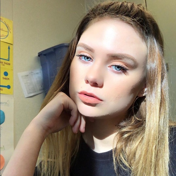 Profile Picture of Amber Uhrich (@amberlynn1010) on Poshmark