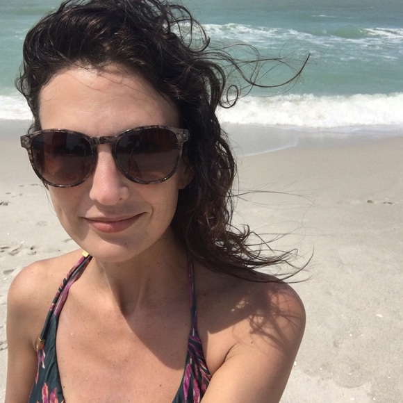 Profile Picture of Denise Button (@deebee10) on Poshmark