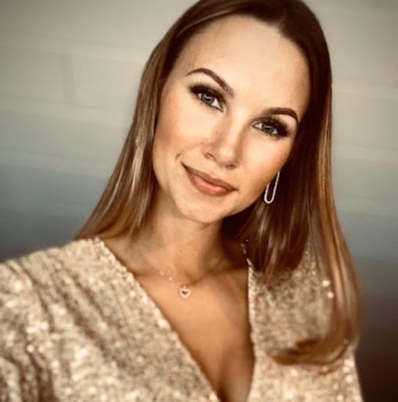Profile Picture of Leoni Adams (@leoniauneau) on Poshmark