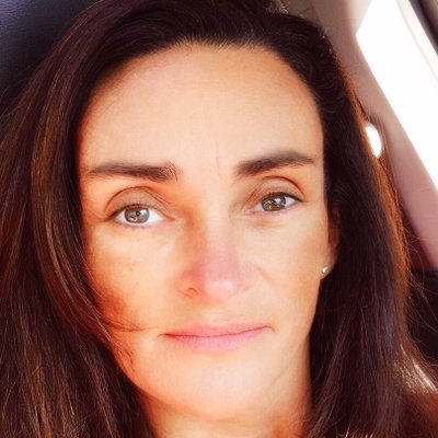 Profile Picture of Lori Swain (@knebunk) on Twitter