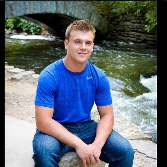 Profile Picture of Sam Bonfe (@sambonfe38) on Poshmark