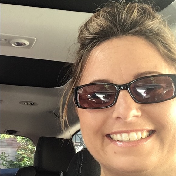 Profile Picture of Laura Eichenberger (@l_eichenberger) on Poshmark