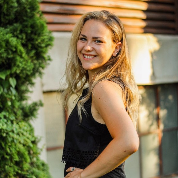 Profile Picture of Amber Modena (@ambermodena) on Poshmark