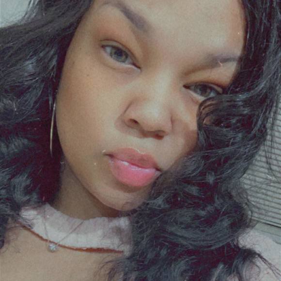 Profile Picture of Gabrielle Huggins (@g_huggins) on Poshmark