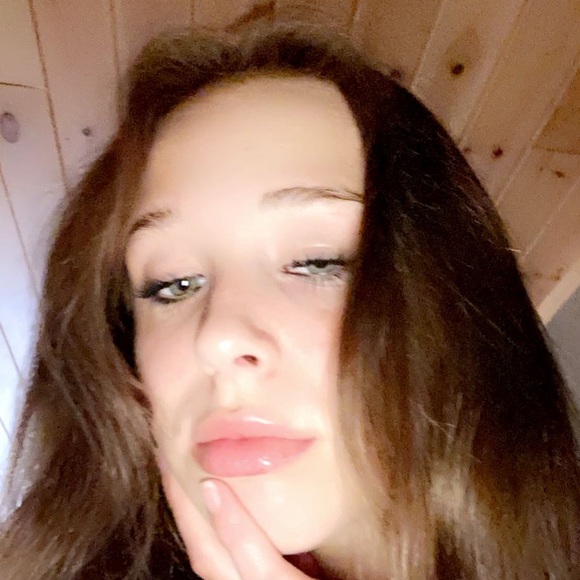 Profile Picture of Taylor Betker (@taylor_betker) on Poshmark