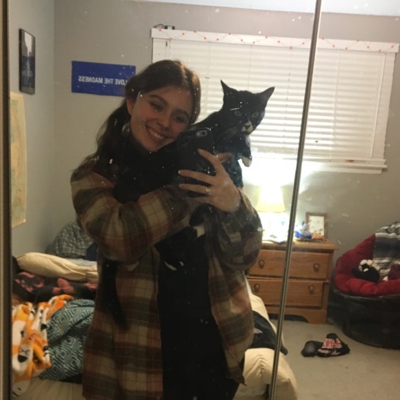 Profile Picture of Kayla Agosta (@kayla_agosta) on Poshmark