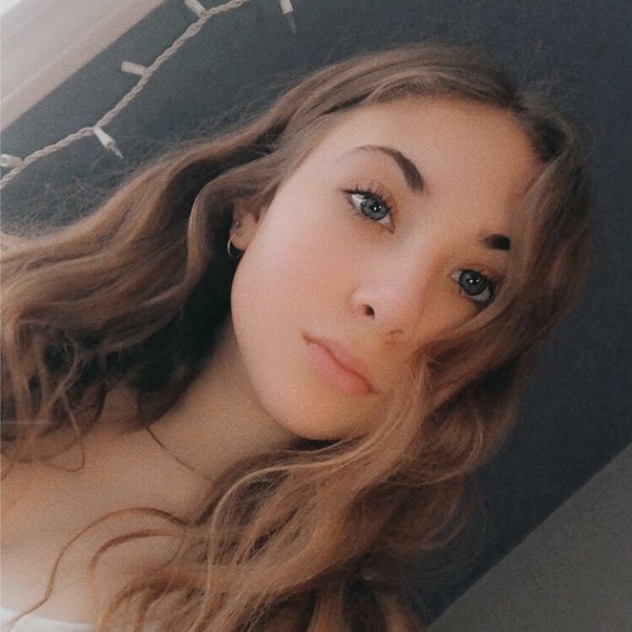Profile Picture of Julia Olsen (@juliamarie12) on Poshmark