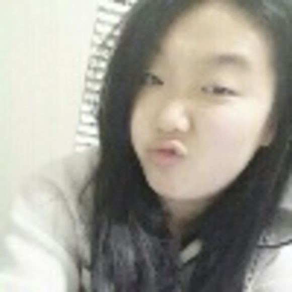 Profile Picture of Joy Yoon (@jjoyoonie) on Poshmark