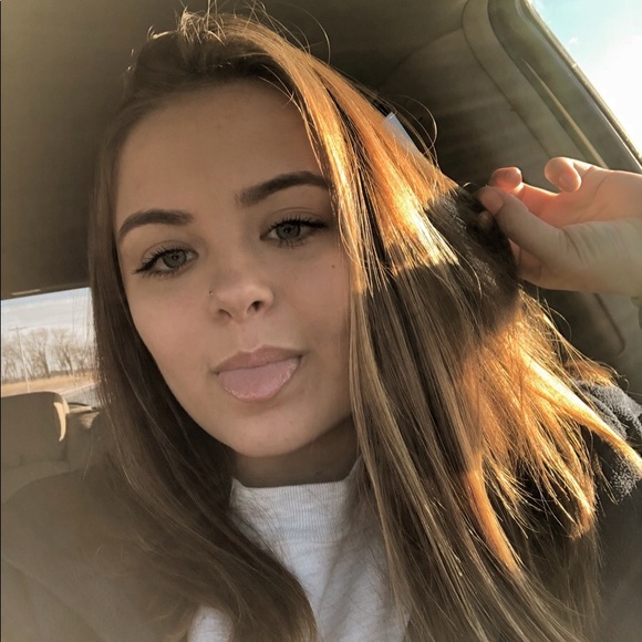 Nicole Bergroschtje - Poshmark Profile Picture of Nicole Bergroschtje (@nicolebergii) on Poshmark