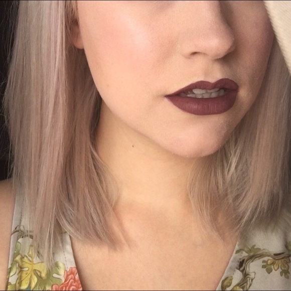 Profile Picture of Samantha Bobowski (@stalecupcakes) on Poshmark