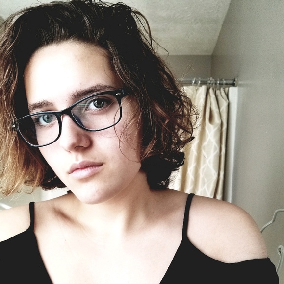 Annika Koeppel - Poshmark Profile Picture of Annika Koeppel (@alkoe) on Poshmark