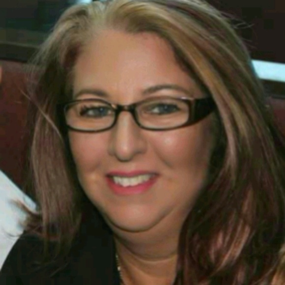 Profile Picture of Yvonne Balloun (@yballoun) on Poshmark