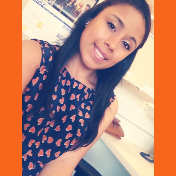 Profile Picture of Ana Gudino (@anaisabel_) on Poshmark