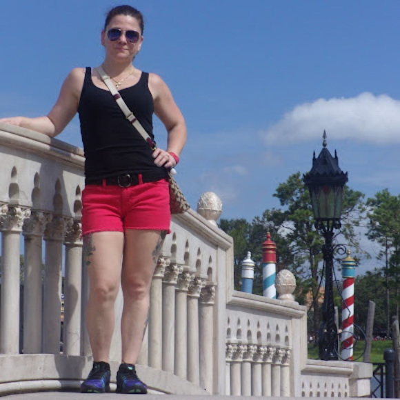 Lisa Baumgarden - Poshmark Profile Picture of Lisa Baumgarden (@lbaum91979) on Poshmark