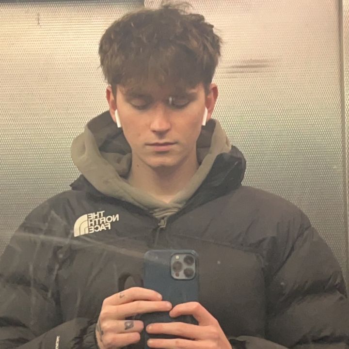 Profile Picture of robert (@robiwhitee) on Tiktok