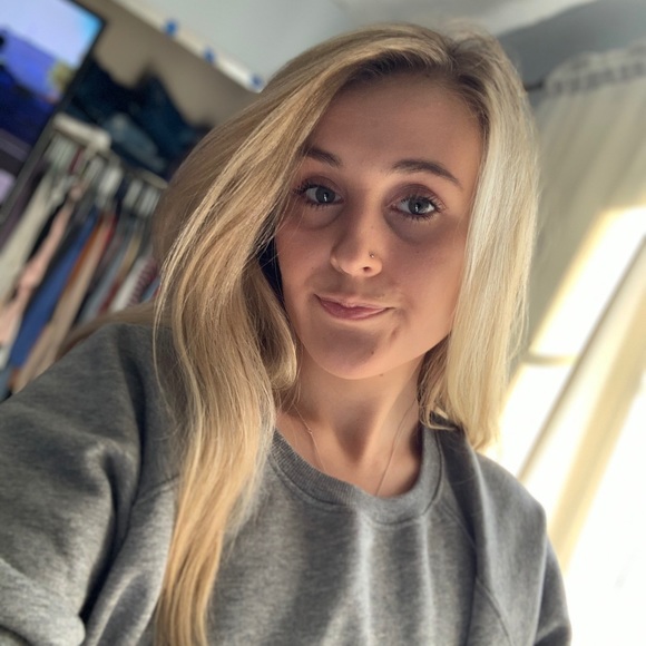 Profile Picture of Sabra Gleckler (@sabessgleck) on Poshmark