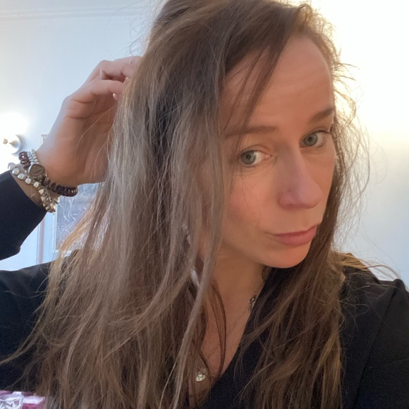 Profile Picture of Stephanie Goulet (@pixaire) on Poshmark