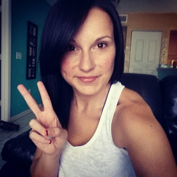 Profile Picture of Ashley Lavertu (@anlavertu) on Poshmark