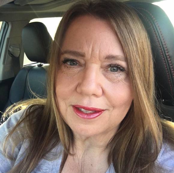Profile Picture of Erline Applegate (@erlineapplegate) on Poshmark