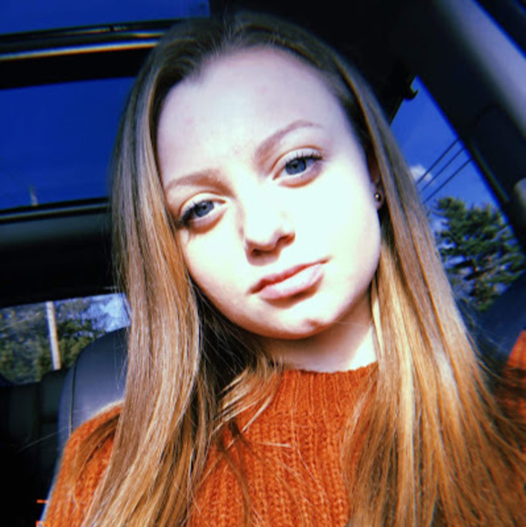Profile Picture of Alyssa Scheneman (@alyssascheneman) on Poshmark