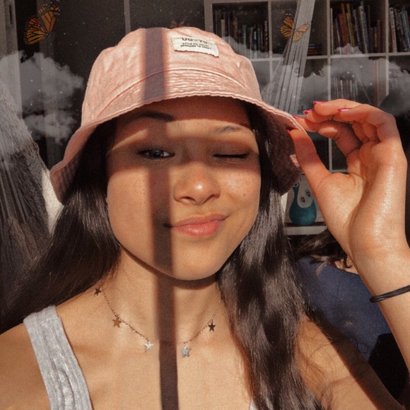 Profile Picture of Zinia Fengel (@zinialee) on Poshmark