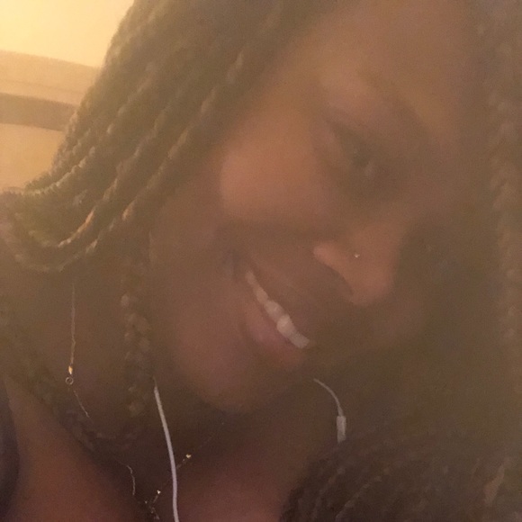 Profile Picture of Shakira Bausley (@sjbausley1993) on Poshmark