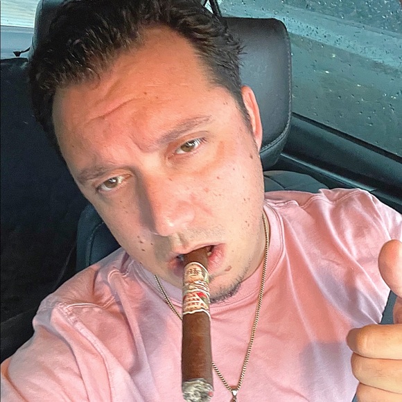 Julio Robla - Poshmark Profile Picture of Julio Robla (@jrmma87) on Poshmark