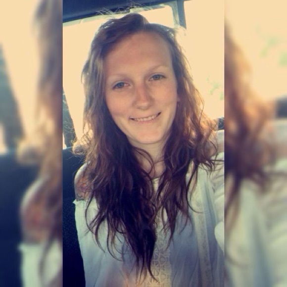 Profile Picture of Samantha Clippinger (@samanthac2) on Poshmark