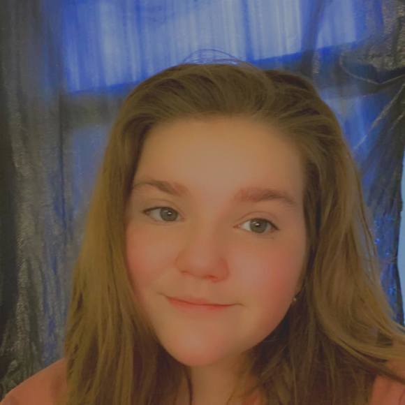 Profile Picture of Addie Olinger (@addieolinger) on Poshmark