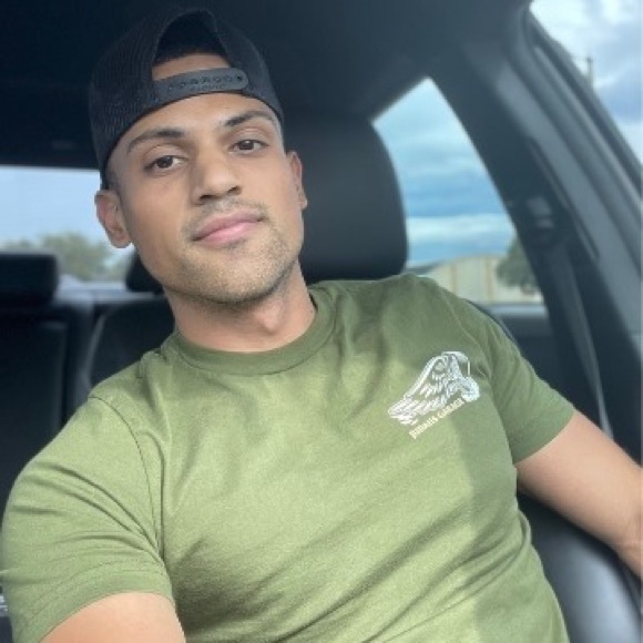 Profile Picture of Juan Olivar (@juanolivar) on Poshmark