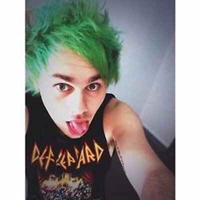 Profile Picture of Michael Clifford (@ColorfulDye) on Twitter