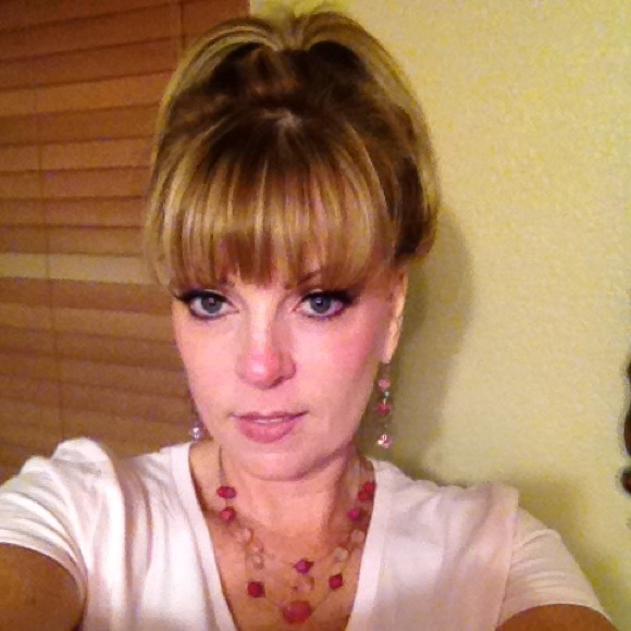 Robin Pecht - Poshmark Profile Picture of Robin Pecht (@robinpecht) on Poshmark