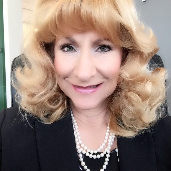 Profile Picture of Karen Urbanek (@klurbanek) on Poshmark