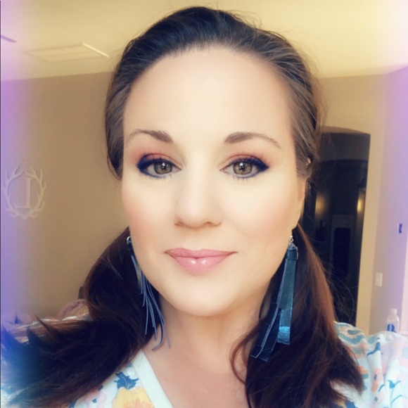 Lisa Libbon - Poshmark Profile Picture of Lisa Libbon (@llibbon) on Poshmark