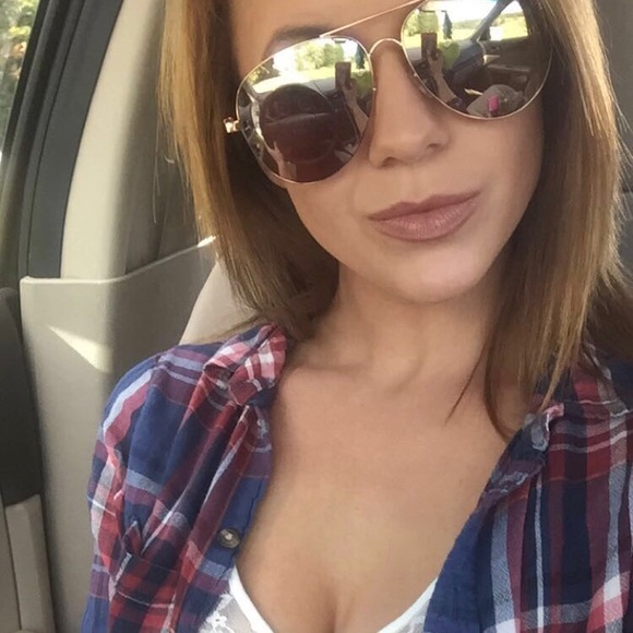 Profile Picture of Melissa Harlow (@melissarenae94) on Poshmark