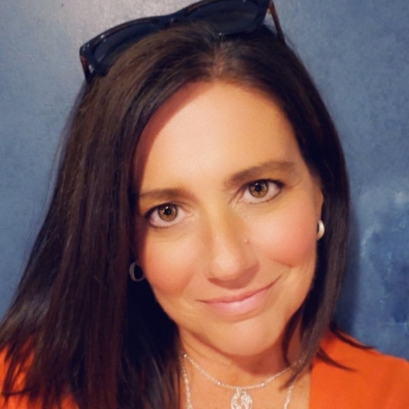 Profile Picture of Jennifer Yochem (@jenyolk00) on Poshmark