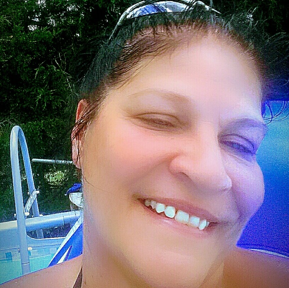 Profile Picture of Mary Levinsky (@mlevinsky22) on Poshmark