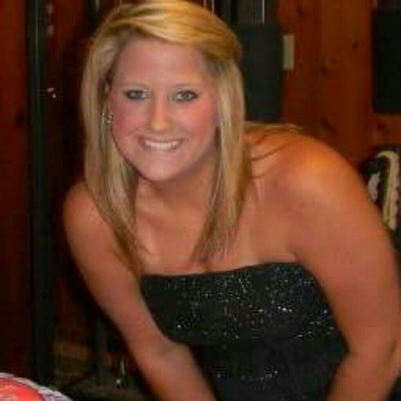 Profile Picture of Haley Dansby (@dansbyhaley24) on Poshmark