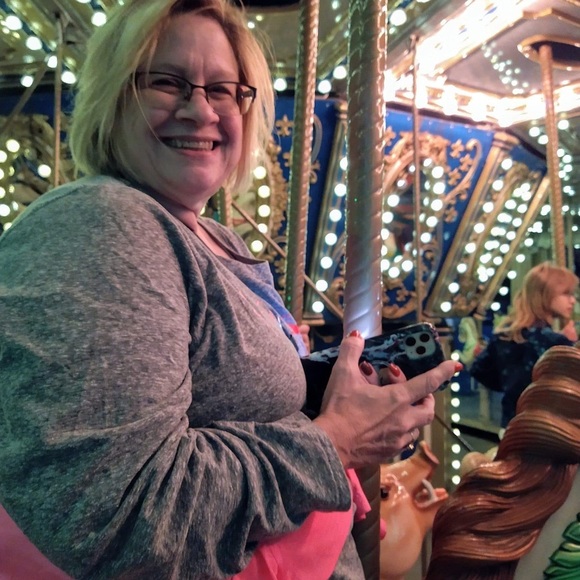 Profile Picture of Kim Noe (@berle0620) on Poshmark