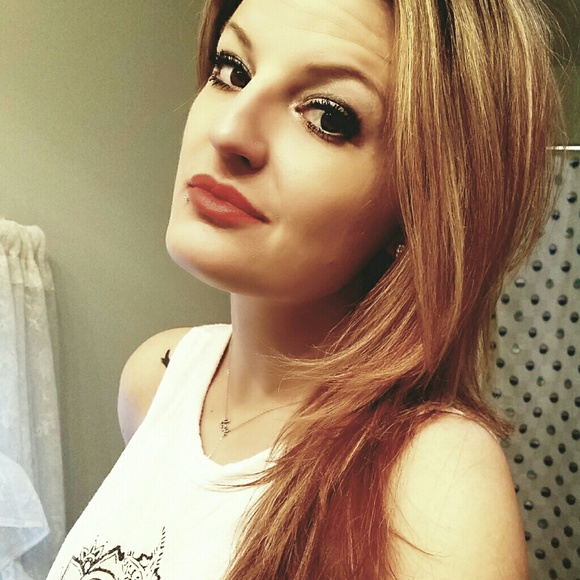 Profile Picture of Heather Apinis (@xoheathermarina) on Poshmark