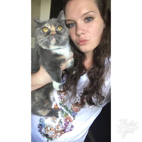 Profile Picture of Catherine Triplett (@cattmariee) on Poshmark