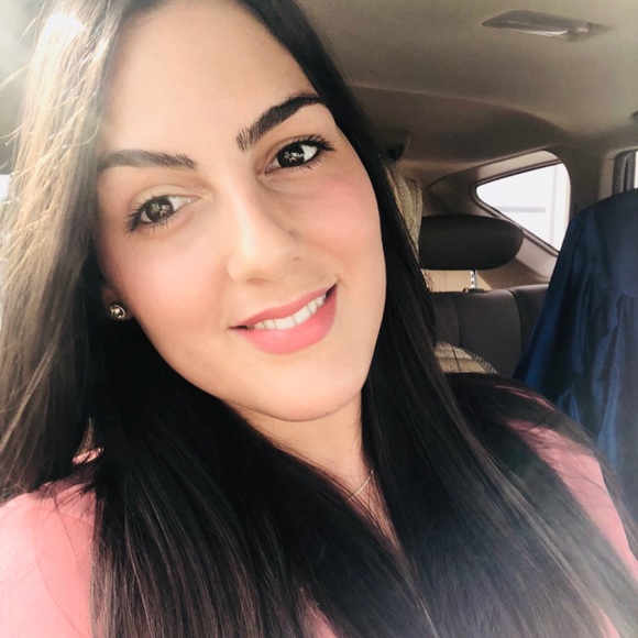 Profile Picture of Claudia Monteagudo (@clauberenice) on Poshmark