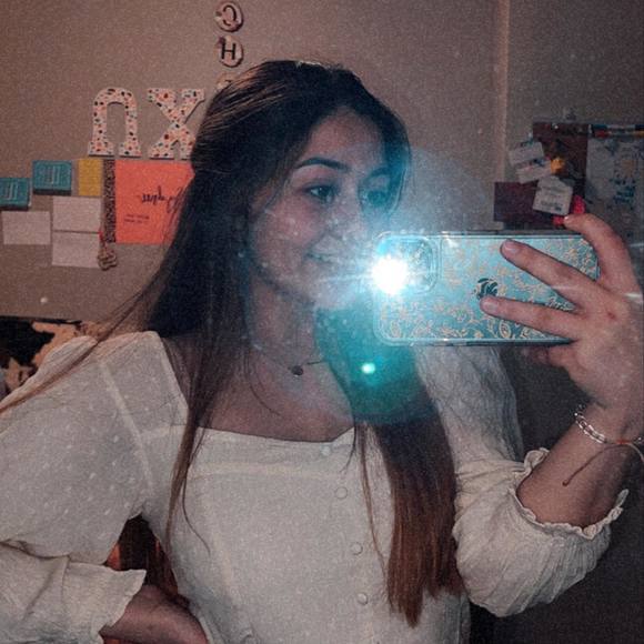 Profile Picture of Sydnee Scadden (@sydnee19) on Poshmark