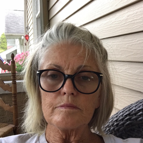 Profile Picture of Debbie Hahn (@dah03115) on Poshmark