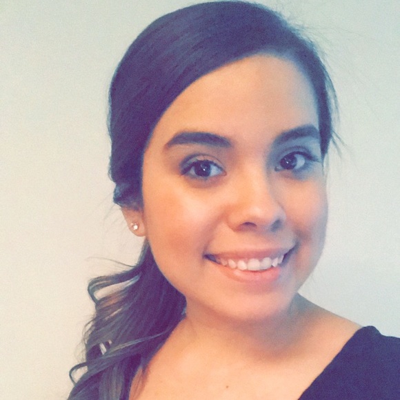 Profile Picture of Leah Sendejo (@leahsendejo) on Poshmark